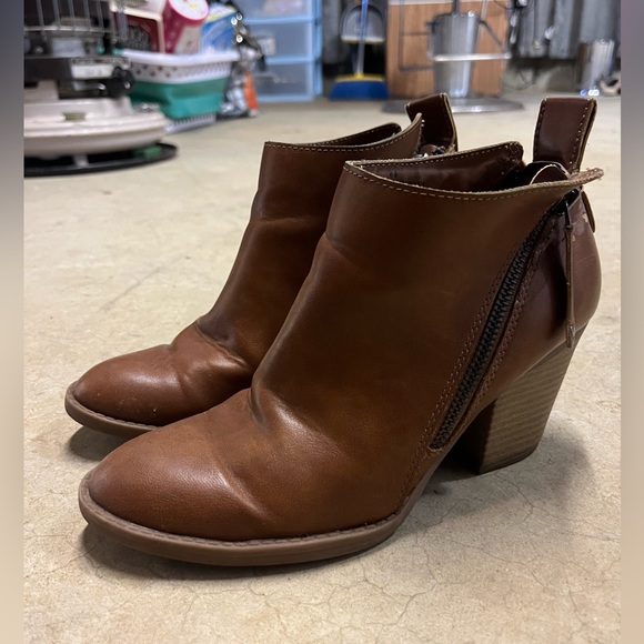 Shoes - Brown booties